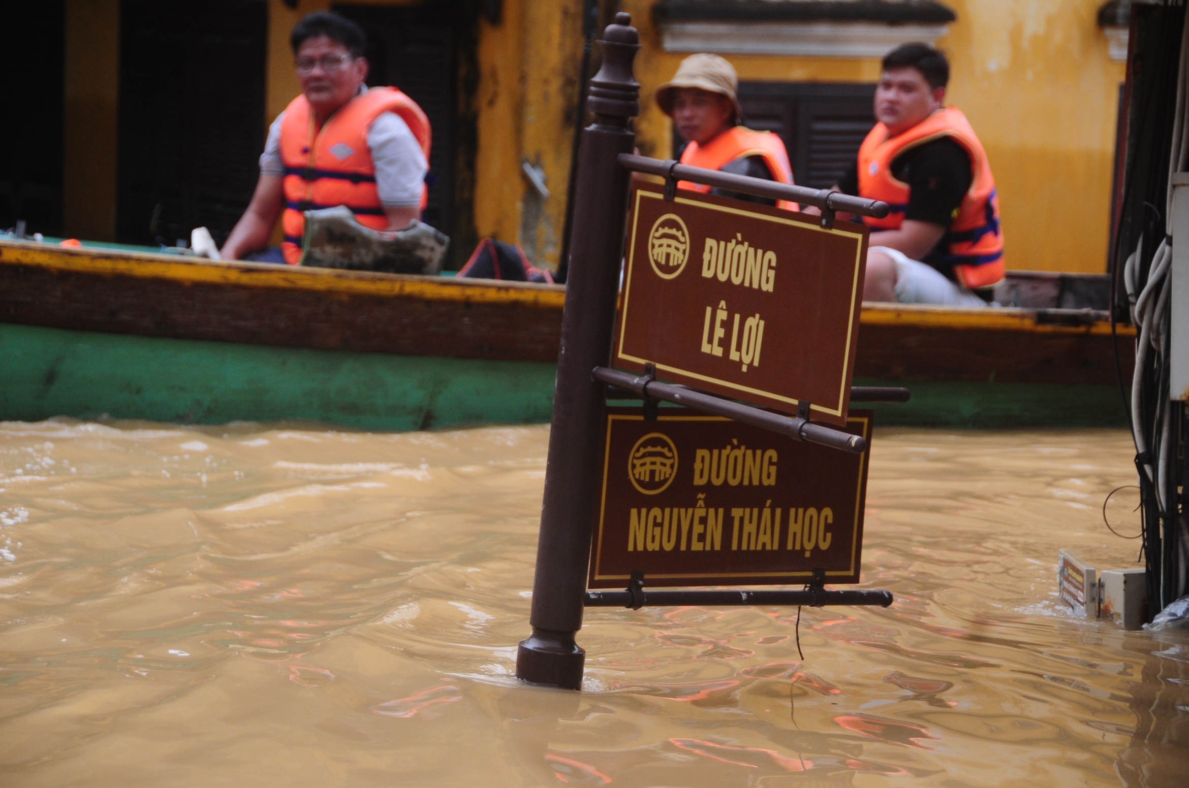历史性洪水中会安古城异常拥挤的景象